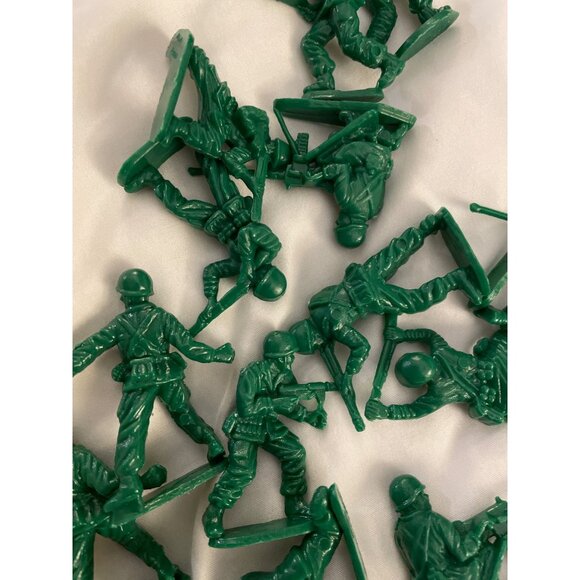 Schylling Classic Toy Soldier Set With 40 Green Army Men Figures - Picture 7 of 16